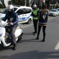 İstanbul polisi araçları didik didik aradı