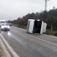 İzmir'de işçi servisi devrildi: 17 yaralı