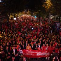 KADIKÖY'DE MİLYONLAR CUMHURİYET İÇİN YÜRÜDÜ