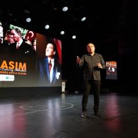 KADIKÖY'DE ÖĞRETMENLER GÜNÜ SUNAY AKIN GÖSTERİSİYLE KUTLANDI