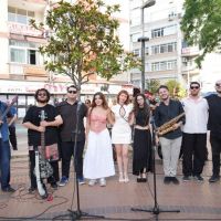 KADIKÖY'ÜN SOKAKLARI GENÇLERİN MÜZİĞİYLE ŞENLENİYOR