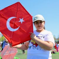 KÂĞITHANE'DE 5 BİN UÇURTMA DAĞITILDI, DERECEYE GİRENLERE ÖDÜL YAĞDI