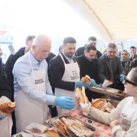 KÂĞITHANE'DE GELENEKSEL BALIK EKMEK FESTİVALİNE YOĞUN İLGİ