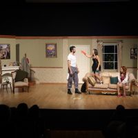 Kahkahalarla Dolu Bir Tiyatro Akşamı: ‘Altı Kişiye Pijama'