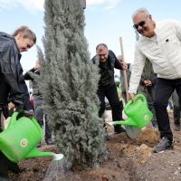 Kampanya Elçisi Burcu Biricik, ALJ Türkiye Ağaçlandırma Seferberliği'nde Fidan Dikti