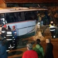 Karabük'te işçi servisi eve tosladı: 4 ölü, 2 yaralı
