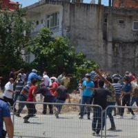 Karantina 1 hafta uzatılınca Antalya'da polise taşlı saldırı