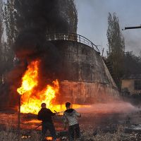 Kars'ta eski zift deposu yandı
