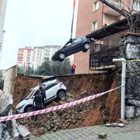 Kartal'da istinat duvarı çöktü
