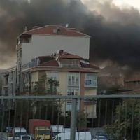 Küçükçekmece'de fabrika küle döndü