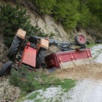 Kütahya'da devrilen traktörün altında kalan 2 kişi öldü
