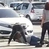 Liseli kızlar tekme tokat birbirine girdi