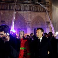 Macron: Notre Dame'ı yeniden inşa edeceğiz