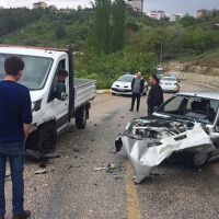 Manisa'da kamyonet ile otomobil çarpıştı