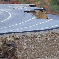 Mersin'de heyelanda yol çöktü