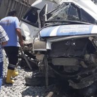 Mersin'de yük treni ve servis minibüsü çarpıştı