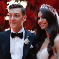 Mesut Özil ile Amine Gülşe'den güzel haber