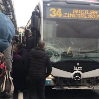 Metrobüs, yola düşen kadın yolcuya çarptı