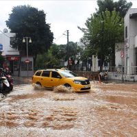 Muğla'da sağanak yağış hayatı felç etti