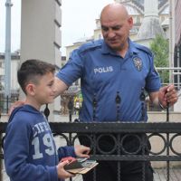 Ödevini parçalayan çocukları polise şikayet etti