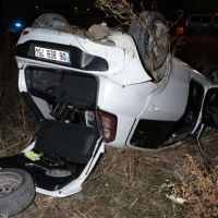 Otomobil boş araziye uçtu! Yaralılar var!