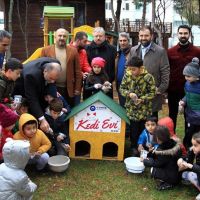 Postacılardan örnek davranış! Hem posta hem mama