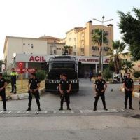 Hatay'da iş makinesinin altında kalan 2 işçi hayatını kaybetti