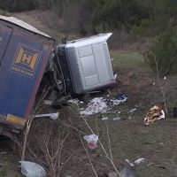 Sinop'ta tır devrildi