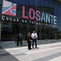 TCL Electronics Türkiye Genel Müdürü ve LÖSEV Kurucu Başkanı çocuklar için bir araya geldi
