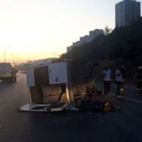 TEM'de servis devrildi: 5 yaralı