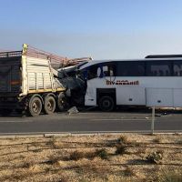 TIR ile otobüs çarpıştı! Ölü ve yaralılar var