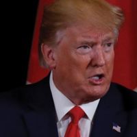 Trump'ın tokalaştığı kişide corona virüs çıktı