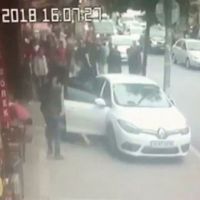 Uyuşturucu satıcıları araçlarıyla vatandaşın arasına daldı!