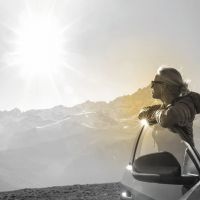 YAZ AYLARINDA GÖZLERİ KORUMANIN ANAHTARI: UV KORUMASI VE PARLAMA KONTROLÜ