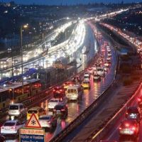 Yağmur ve fırtına, İstanbul trafiğini kilitledi