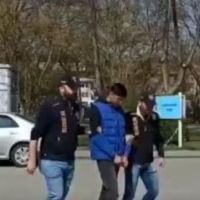 Yaşlı amcaya hadsizlik yapanı polis evinden aldı