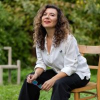 Yeşer Sarıyıldız'ın distopik öykü seçkisi Çınlayanlar çıktı!