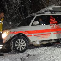 Yolu kapanan köydeki çocuk kurtarıldı