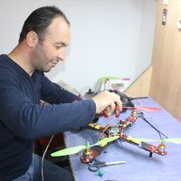 Elektrik teknisyeni, kızına atık malzemelerden drone ve akülü araba yaptı