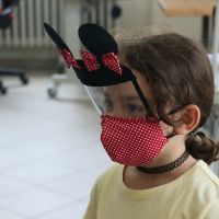 Çocuklara kendilerini "kahraman" hissettiren maskeler tasarladılar