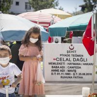 Başkentte şehit aileleri bayramın ilk günü kabristanda dua okudu