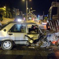 Kocaeli'de park halindeki tıra çarpan otomobilin sürücüsü yaralandı