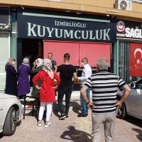 Kuyumcu, silahlı iki soyguncuyu etkisiz hale getirerek polise teslim etti