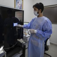 Kan alma biriminde görev yapan robot "Nesli" hastanedeki teması azaltıyor