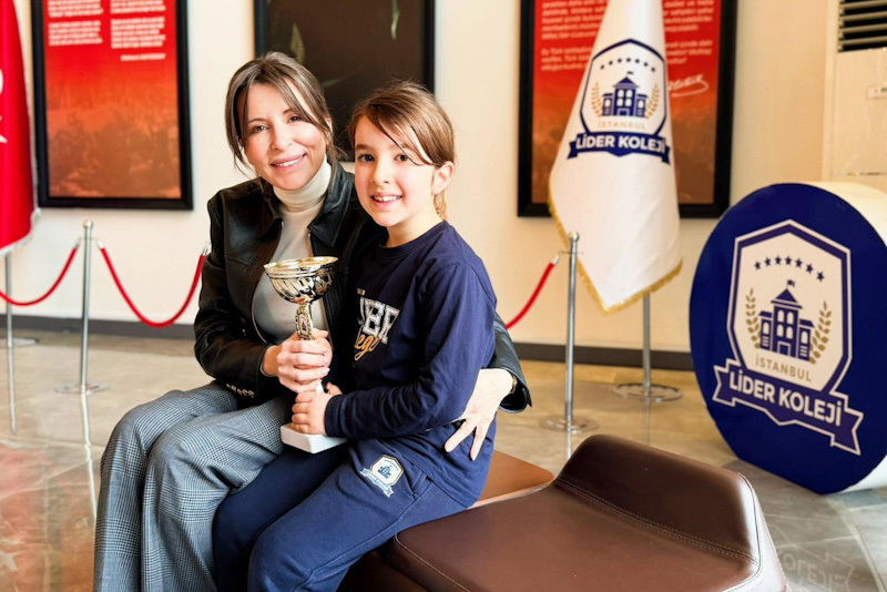 7 yaşındaki Yasmin Çetin, Adana'daki binicilik yarışmalarında birincilik kupasını kazandı