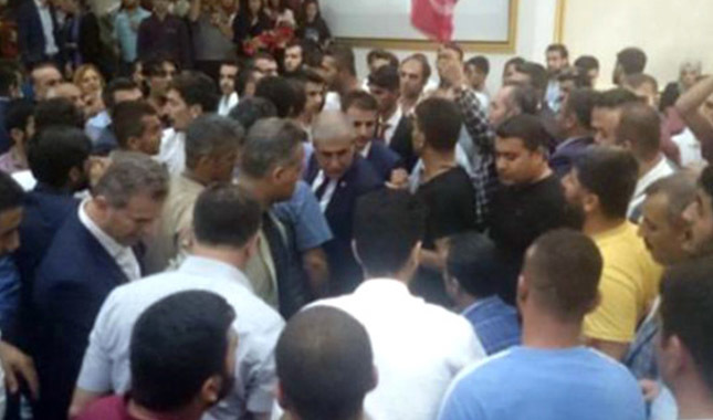 AK Parti'nin Diyarbakır toplantısında kavga çıktı
