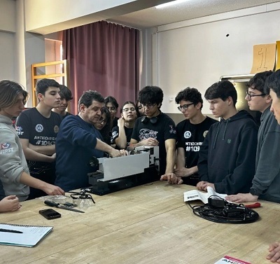 AYİDER'in Desteğiyle Depremin İzlerini Teknolojiyle Silen Gençler