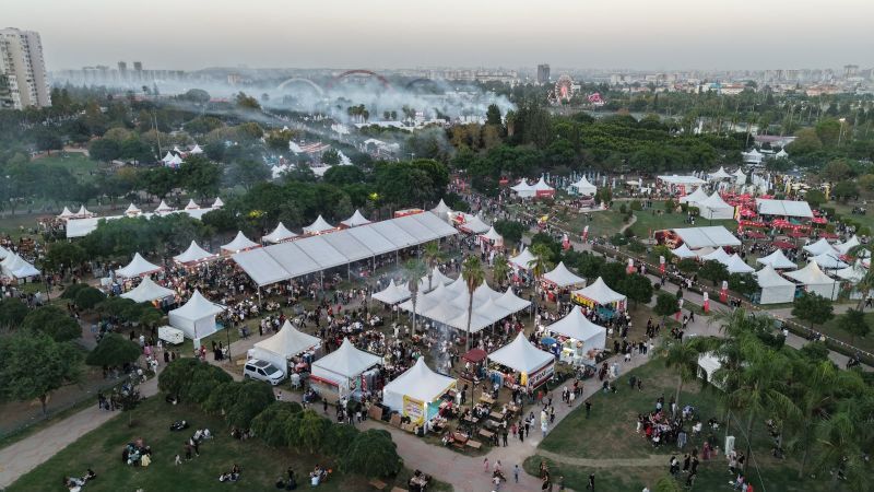 Adana Lezzet Festivali'nde ikinci gün gastronomi ve kültür buluşmalarına sahne oldu