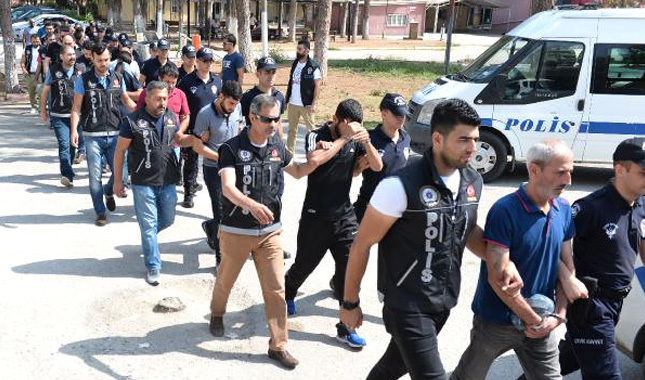 Adana'da 17 kişi tutuklandı, 150 kişi adliyeyi bastı
