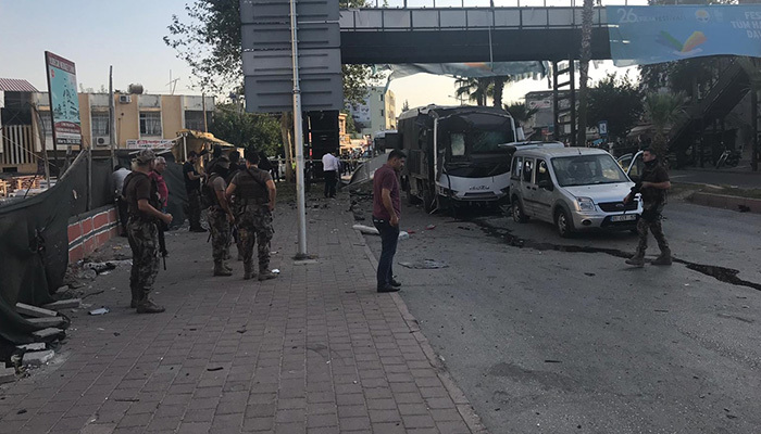 Adana'da polis aracına bombalı saldırı